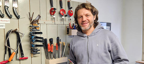 Schreiner Sebastian Gleich in seiner Werkstatt in Radolfzell
