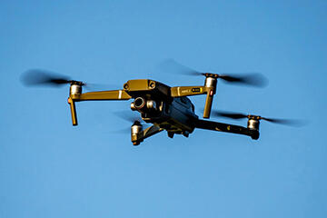 Flugdrohne vor blauem Himmel