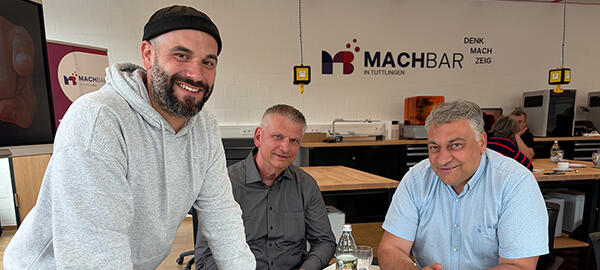 Drei Männer diskutieren im Kreativraum in Tuttlingen.