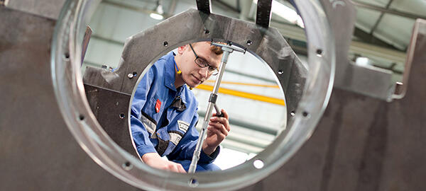 Zerspanungsmechaniker bei der Arbeit