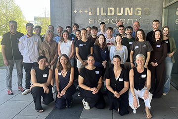 Gruppenbild vor der Bildungsakademie Singen mit den Teilnehmern am Volotag der Handwerkskammer Konstanz