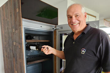 Schreinermeister Egon Kupferschmid präsentiert einen seiner Weintemperierschränke