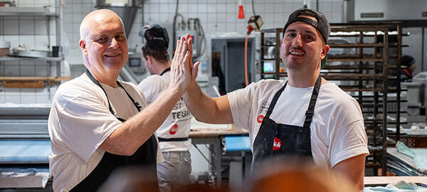 Backstube in der Bäckerei Dick in Denzingen: Vater und Sohn klatschen sich ab.